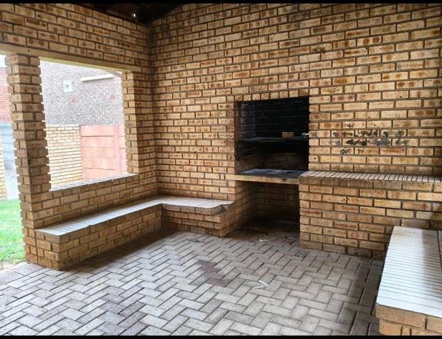 1 BEDROOM APARTMENT FOR SALE IN RUSTENBURG CENTRAL